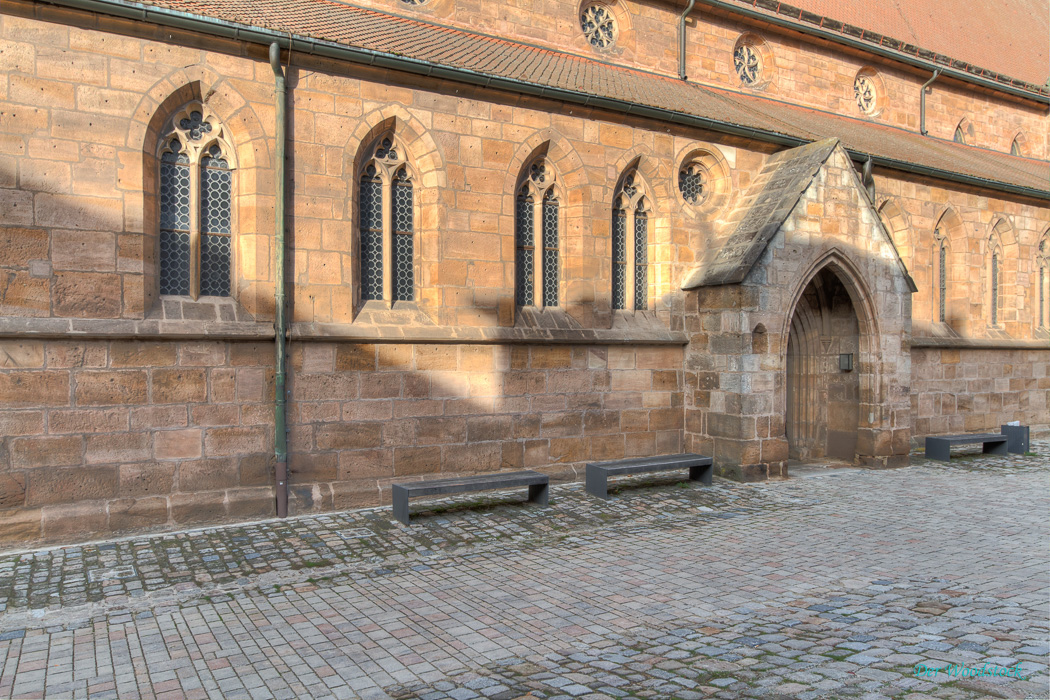 Eingang der dreischiffigen Stadtkirche Langenzenn