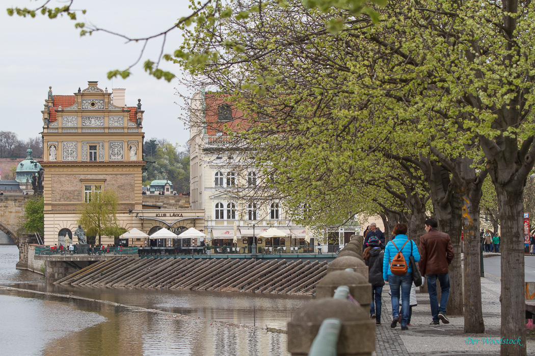 Smetana-Kai, Blickrichtung Smetana-Denkmal und Cafe Cafe (heisst so :-) )