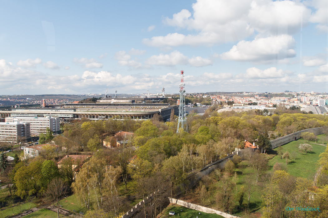 Unbedingt zu empfehlen ist das Besteigen des Petrin. Gegen Aufpreis ist auch der Transport nach oben in einem Aufzug möglich, dessen Kabine gerade 3 Personen fasst und fatal an ein Torpedo erinnert....