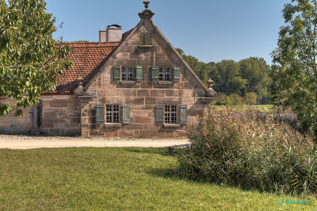 Anwesen aus Zirndorf. Man beachte die typischen, aus dem Sandstein gehauenen Schnecken.